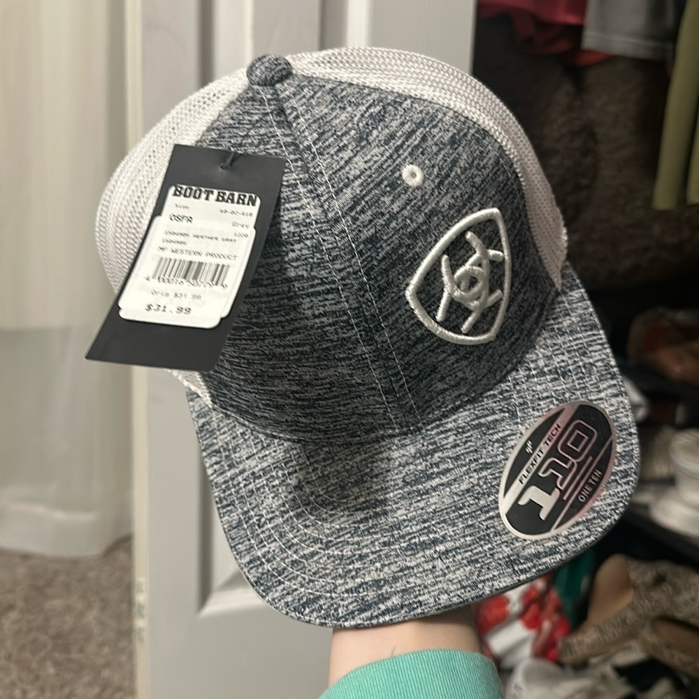 NEVEE WORN ARIAT HAT